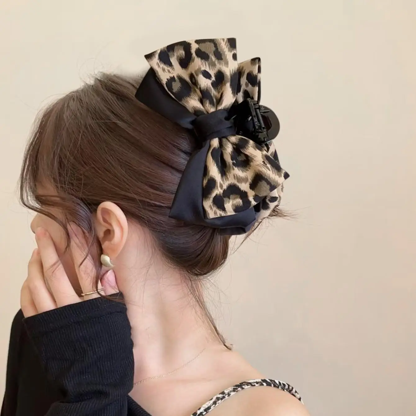1pc leopard pattern fabric double-sided bow grab high-end large hair clip for women's back of head daily use
1pc leopard pattern fabric double-sided bow grab high-end large hair clip for women's back of head daily use