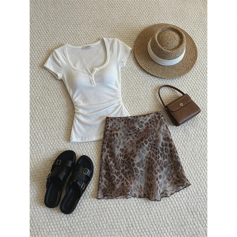 Summer Floral Print Short Skirt Set Women's Slim Fit Square Collar Short Sleeve Top And High Waist Skirt Ensemble
Summer Floral Print Short Skirt Set Women's Slim Fit Square Collar Short Sleeve Top And High Waist Skirt Ensemble