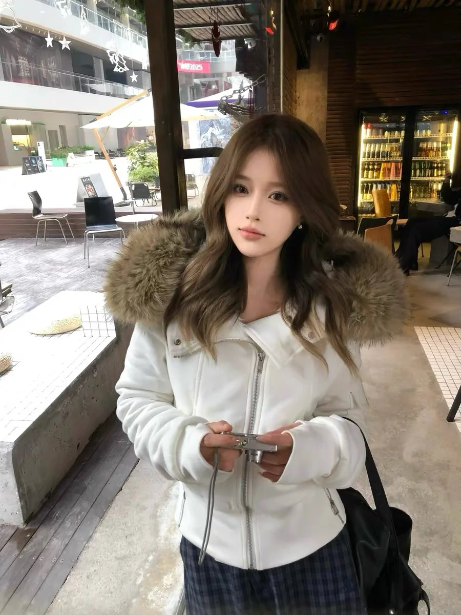 Women's Hooded Jacket with Fur Collar Inner Cotton Padded Short Style Fleece Lined Chinese Brand 2025 New Fashion Cotton Coat
Women's Hooded Jacket with Fur Collar Inner Cotton Padded Short Style Fleece Lined Chinese Brand 2025 New Fashion Cotton Coat
