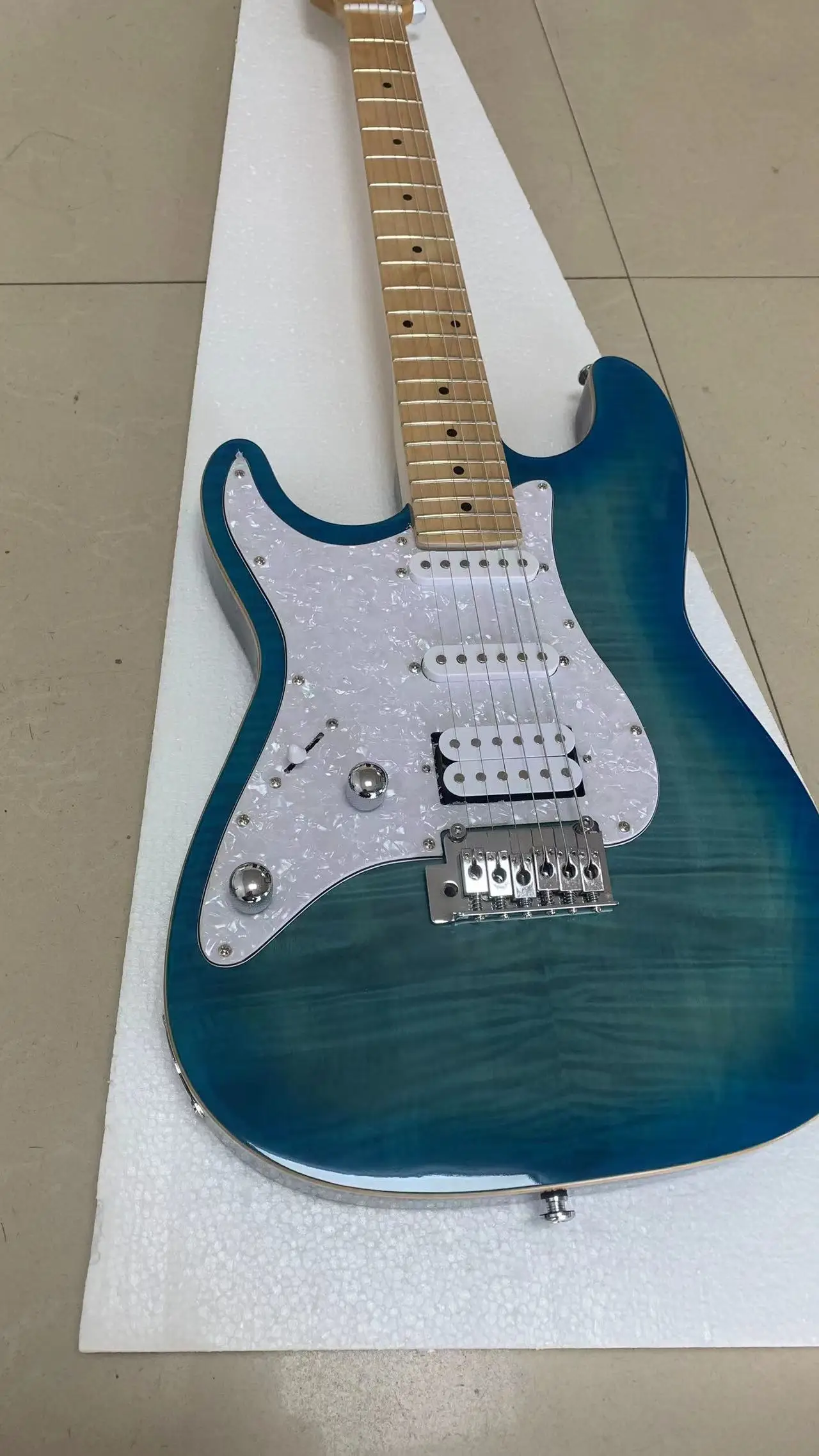 High quality left hand electric guitar, Huwen maple veneer, blue gradient, single double pickup, free shipping
High quality left hand electric guitar, Huwen maple veneer, blue gradient, single double pickup, free shipping