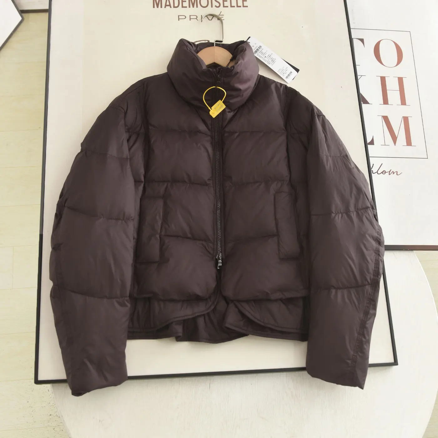 Утягивающий пуховик Jaet, новинка зимы 202, повседневное свободное женское пальто-пуховик с воротником-стойкой, маленький дизайн Ence Sense
Утягивающий пуховик Jaet, новинка зимы 202, повседневное свободное женское пальто-пуховик с воротником-стойкой, маленький дизайн Ence Sense