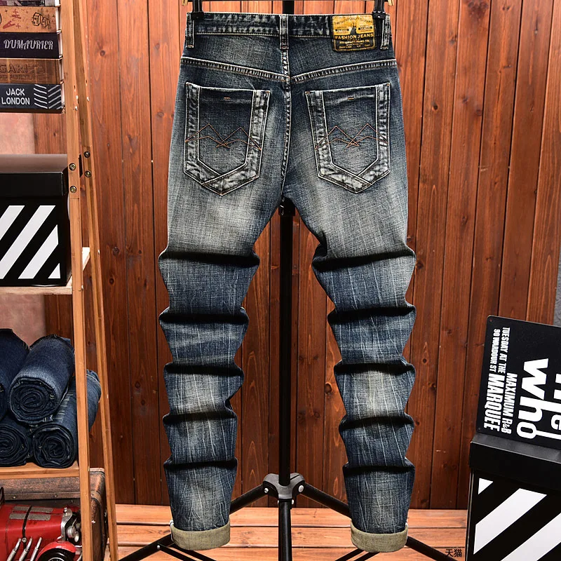 Модные мужские элитные джинсы, облегающие джинсовые брюки с маленькими ногами, повседневные ретро-трендовые брендовые уличные джинсовые брюки
Модные мужские элитные джинсы, облегающие джинсовые брюки с маленькими ногами, повседневные ретро-трендовые брендовые уличные джинсовые брюки
