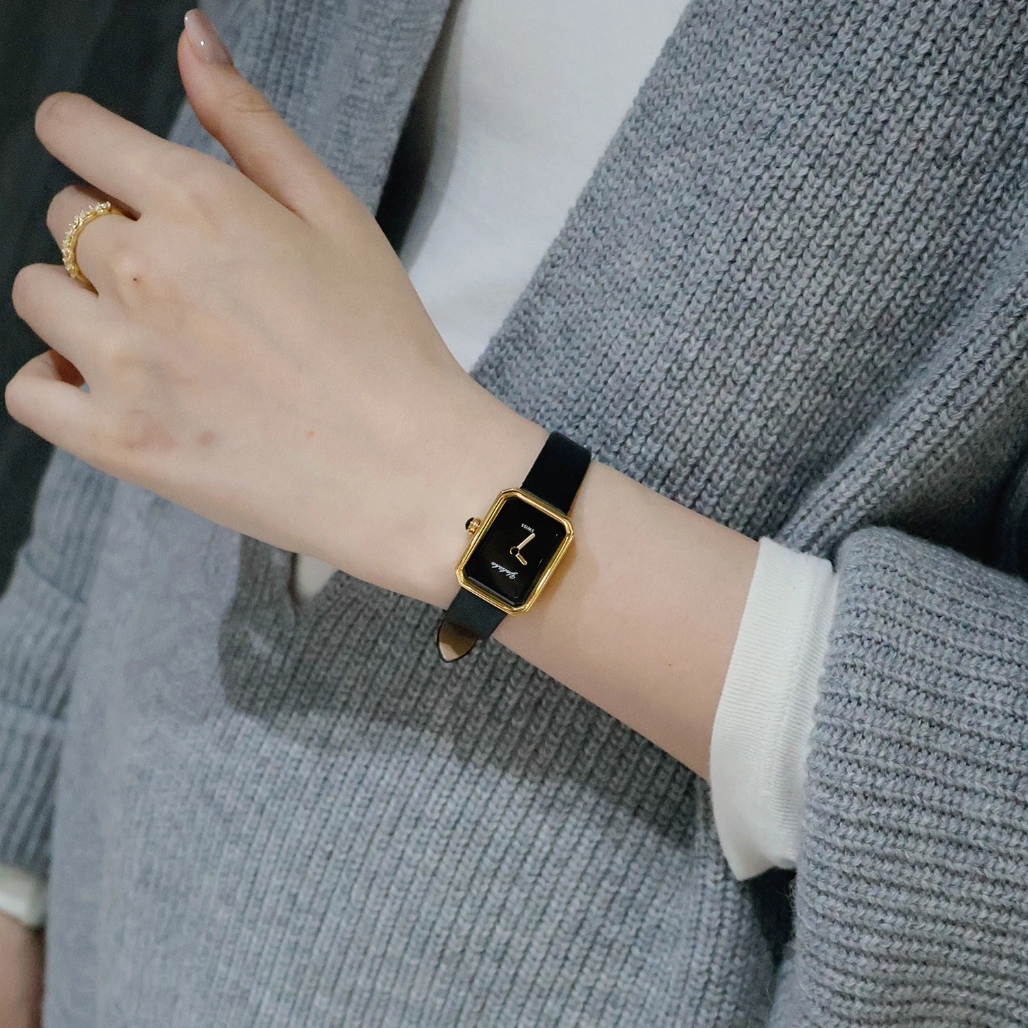 Black Gold Small Sugar Watch Women's 2026 New High-Level Women's Watch Light Luxury Niche Women's Quartz Watch
Black Gold Small Sugar Watch Women's 2026 New High-Level Women's Watch Light Luxury Niche Women's Quartz Watch