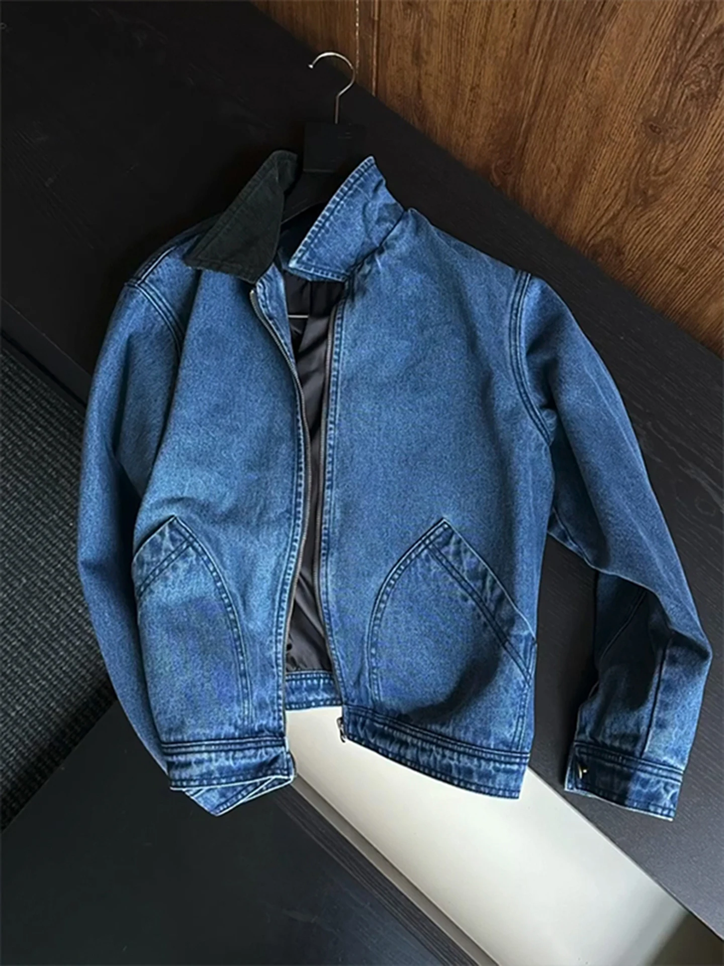 Мужская рабочая куртка Blue Collar Workwear: стильная джинсовая верхняя одежда в американском уличном стиле для осени
Мужская рабочая куртка Blue Collar Workwear: стильная джинсовая верхняя одежда в американском уличном стиле для осени