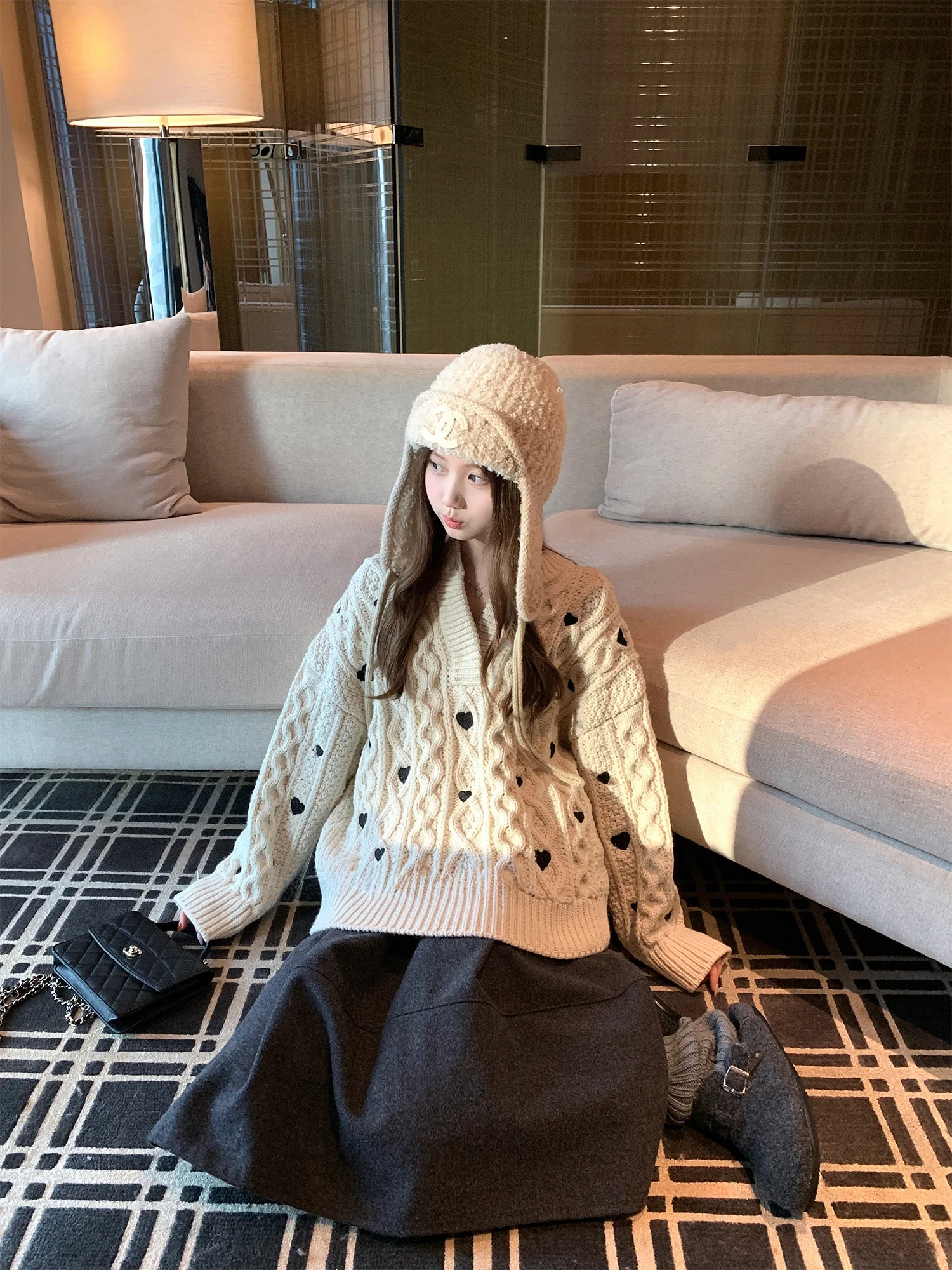 Мягкий уютный вязаный свитер с V-образным вырезом для женщин, в корейском стиле, с вышивкой в виде сердца, из крученой шерсти, модный, для девушек
Мягкий уютный вязаный свитер с V-образным вырезом для женщин, в корейском стиле, с вышивкой в виде сердца, из крученой шерсти, модный, для девушек