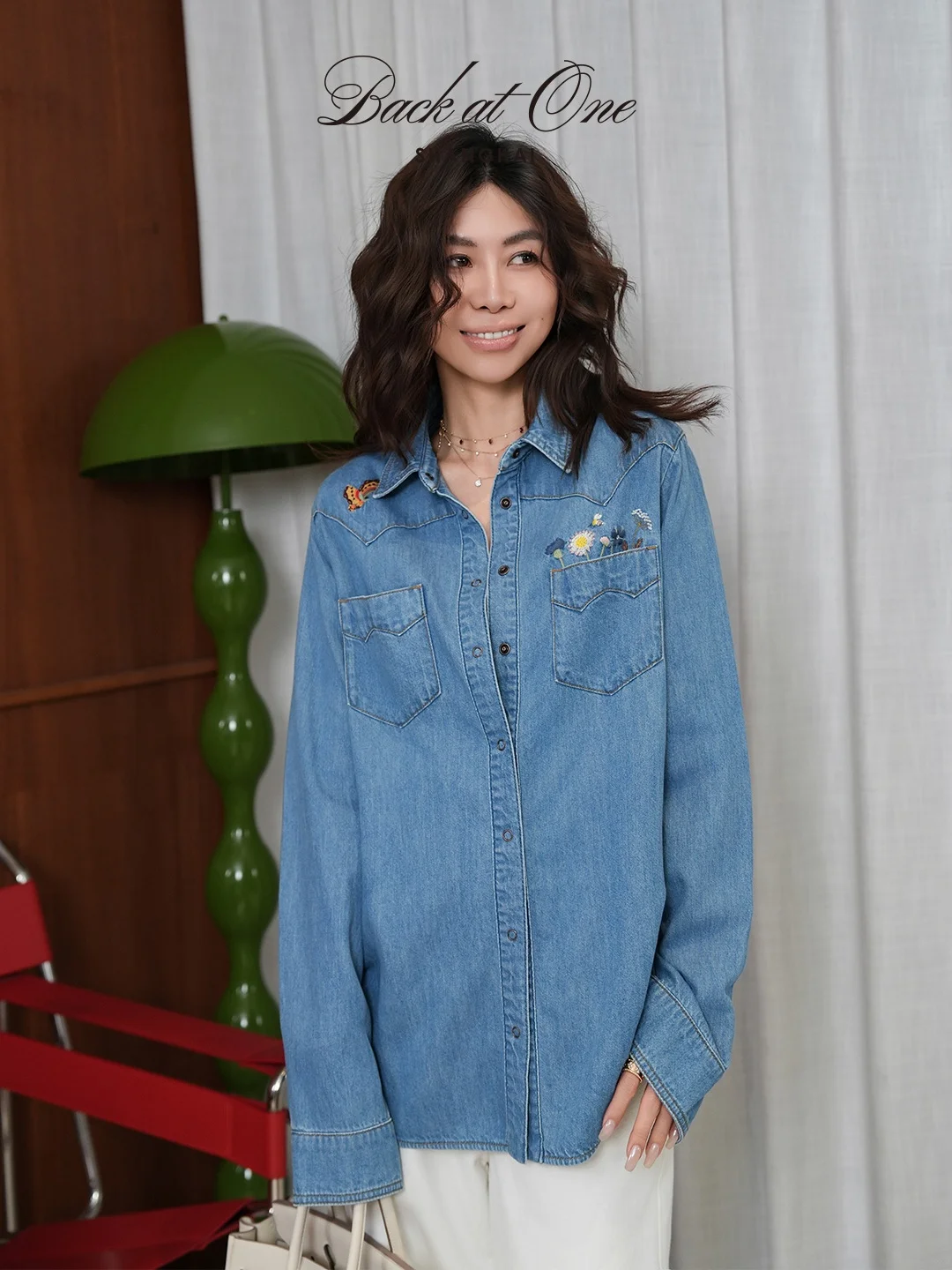 Универсальная джинсовая рубашка Backatone Max с вышивкой и цветочным узором, привлекающая бабочек, свободного кроя, из хлопка, с длинным рукавом, женская
Универсальная джинсовая рубашка Backatone Max с вышивкой и цветочным узором, привлекающая бабочек, свободного кроя, из хлопка, с длинным рукавом, женская