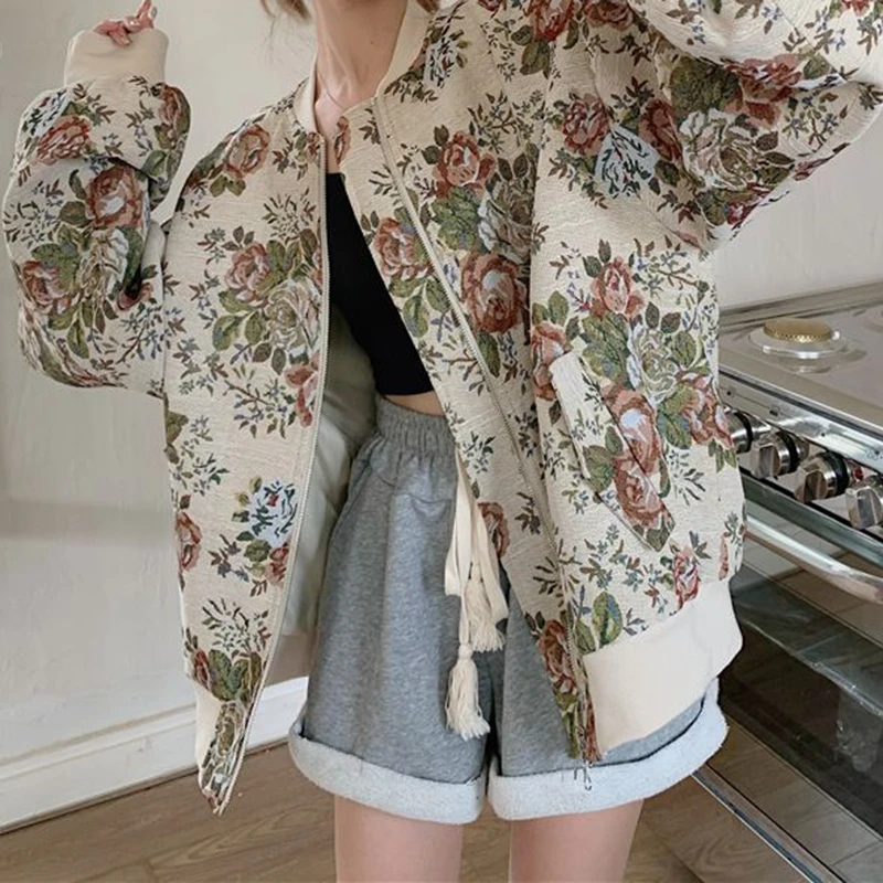 French retro short floral jacket design sense niche Joker top women spring and autumn fashion baseball uniform coat women
French retro short floral jacket design sense niche Joker top women spring and autumn fashion baseball uniform coat women