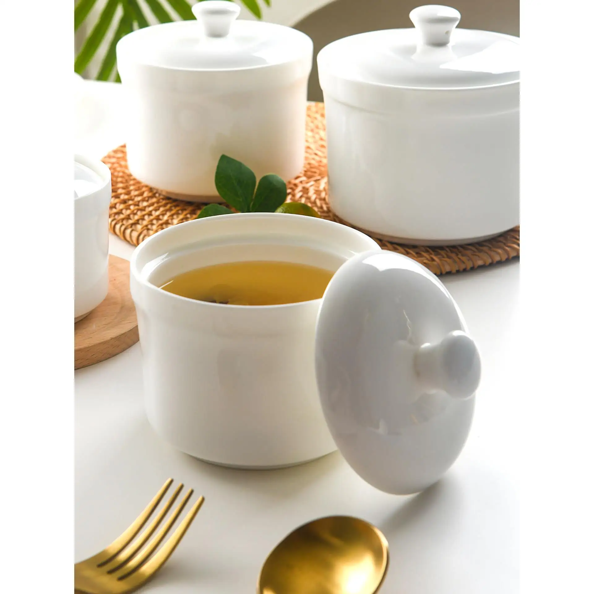 Миска для супа из костяного фарфора с крышкой для приготовления яичного пудинга и ласточкиных гнезд, для домашнего использования, индивидуальная порционная емкость для тушения.
Миска для супа из костяного фарфора с крышкой для приготовления яичного пудинга и ласточкиных гнезд, для домашнего использования, индивидуальная порционная емкость для тушения.