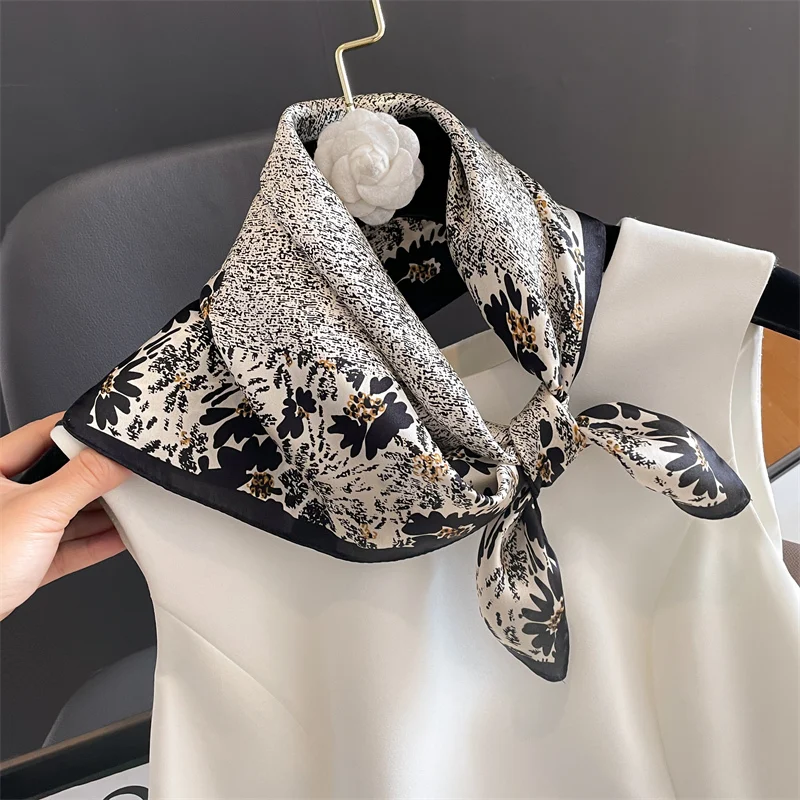 100% Silk 2024 Kerchief Fashion Square Scarves Four Seasons Flower Headcloth Popular Print Shawls New Sunscreen Small Scarf
100% Silk 2024 Kerchief Fashion Square Scarves Four Seasons Flower Headcloth Popular Print Shawls New Sunscreen Small Scarf