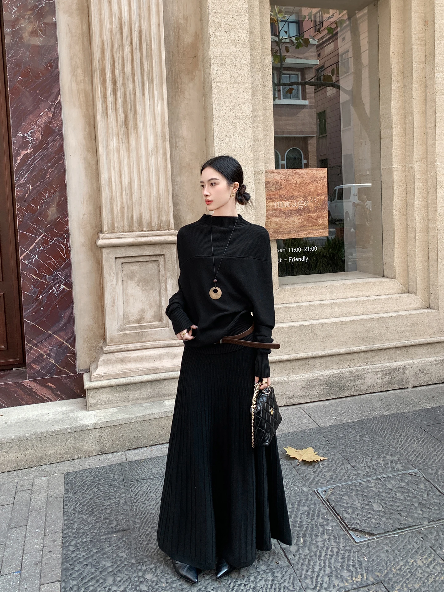 Black Cashmere Blend Knitted Sweater And Skirt Two-Piece Set for Women Casual Style Spring New Arrival Elegant Fashion
Black Cashmere Blend Knitted Sweater And Skirt Two-Piece Set for Women Casual Style Spring New Arrival Elegant Fashion