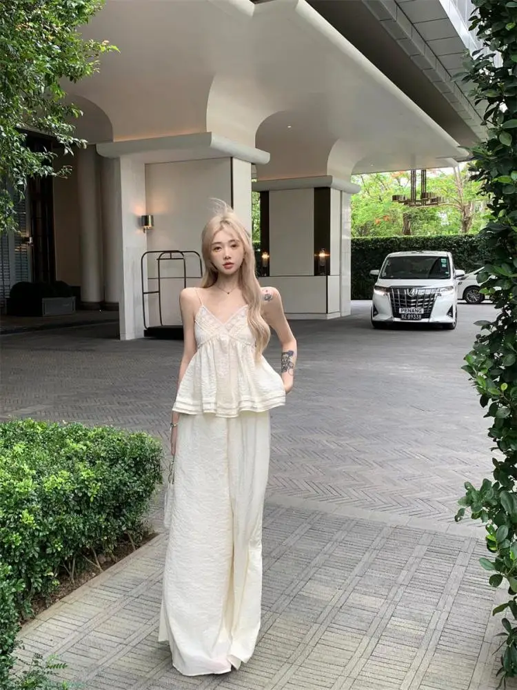 Summer Vintage Women New 2024 Beige Elegant V Neck Embroidery High Waist Backless Ruffles Pleated Short Spaghetti Strap Top Sexy
Summer Vintage Women New 2024 Beige Elegant V Neck Embroidery High Waist Backless Ruffles Pleated Short Spaghetti Strap Top Sexy