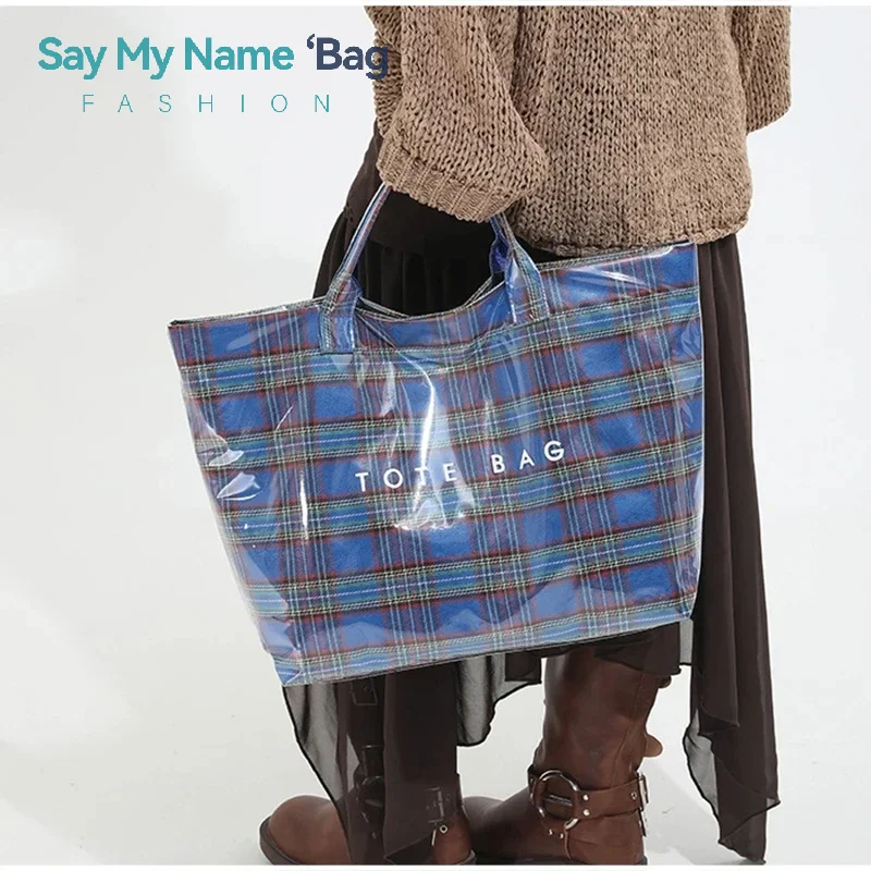 Большая сумка из ПВХ, водонепроницаемая сумка через плечо большой вместимости, женская сумка для покупок с верхней ручкой, контрастный цвет, 2026, модная клетчатая сумка
Большая сумка из ПВХ, водонепроницаемая сумка через плечо большой вместимости, женская сумка для покупок с верхней ручкой, контрастный цвет, 2026, модная клетчатая сумка