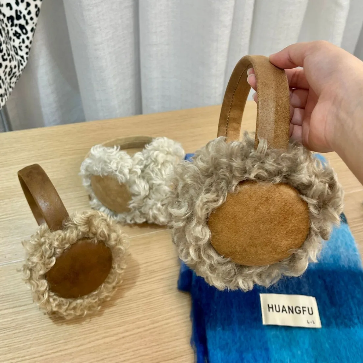New Suede Curly Plush Earmuffs Hot Sale Popular Fashion Brown Ear Cover Winter Warm Ourdoor Ear Muffs New Year Gift for Family
New Suede Curly Plush Earmuffs Hot Sale Popular Fashion Brown Ear Cover Winter Warm Ourdoor Ear Muffs New Year Gift for Family