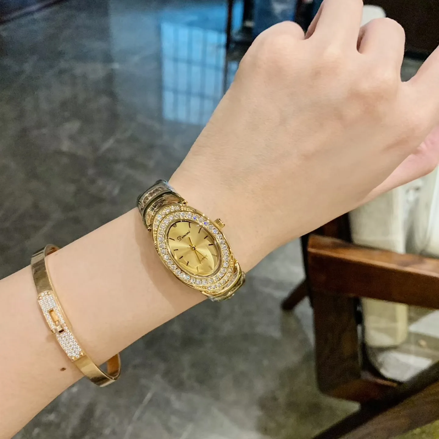 Elegant women's watch bracelet watch women's oval hollow bracelet style ladies watch exquisite retro women's accessories
Elegant women's watch bracelet watch women's oval hollow bracelet style ladies watch exquisite retro women's accessories