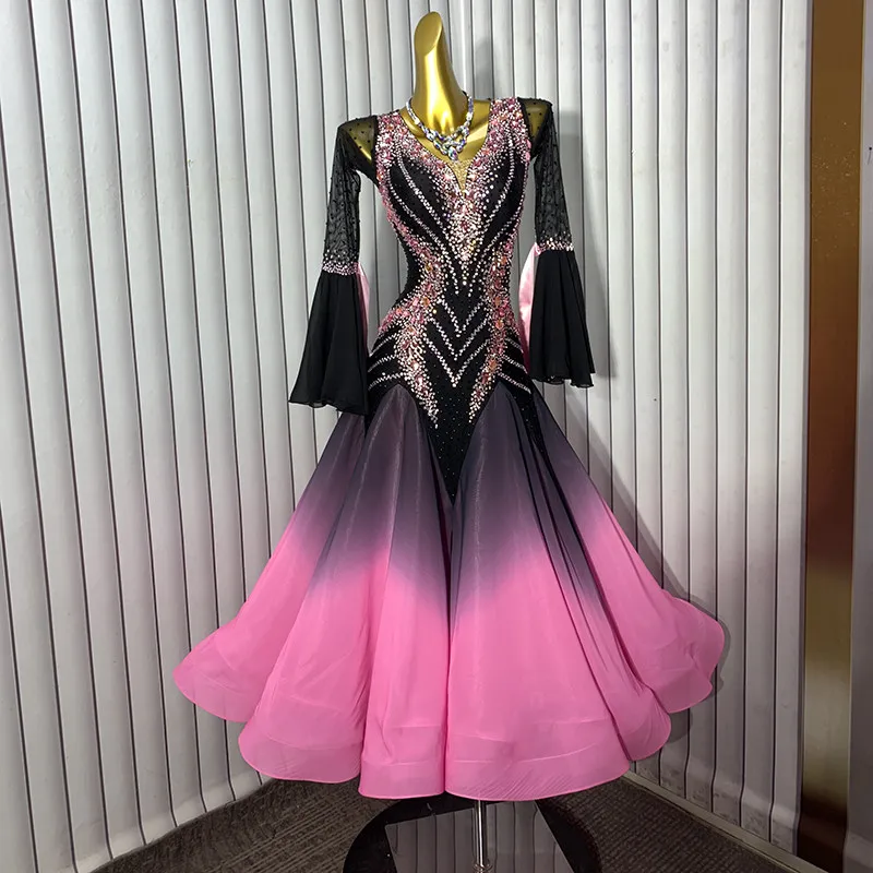 V-Neck Rhinestone Ballroom Dance Dress for Women Long Flare Sleeve Gradient Pink Skirt for Stage Performance
V-Neck Rhinestone Ballroom Dance Dress for Women Long Flare Sleeve Gradient Pink Skirt for Stage Performance