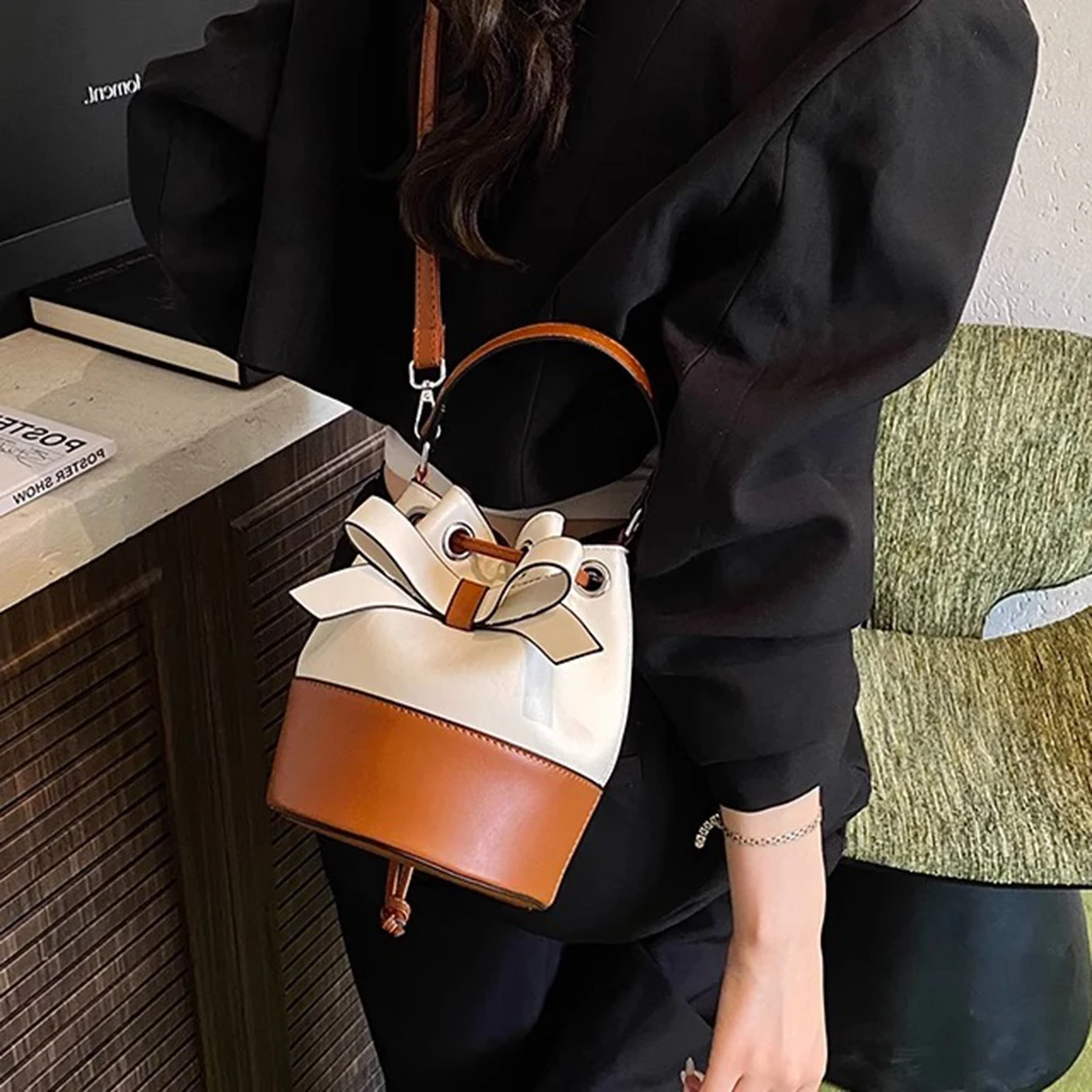 Drawstring Opening Design Women's Crossbody Bag PU Leather New Bow Decor Handbag Splicing Color Style One Shoulder Bucket Bag
Drawstring Opening Design Women's Crossbody Bag PU Leather New Bow Decor Handbag Splicing Color Style One Shoulder Bucket Bag