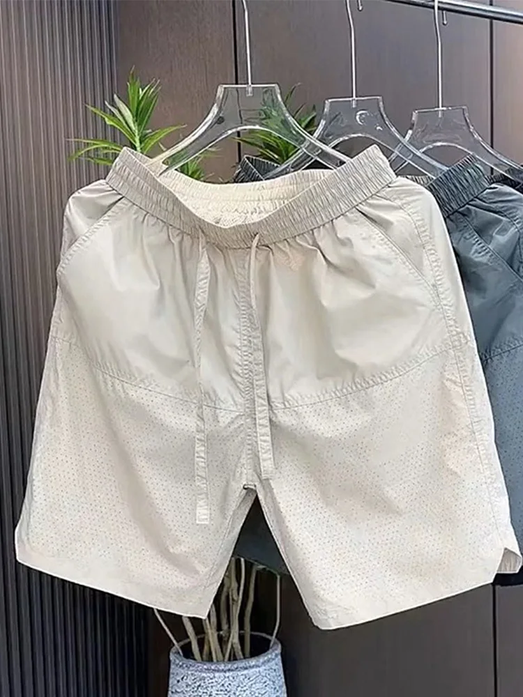 Мужские летние тонкие повседневные шорты из ледяного шелка: модные, свободные, дышащие, быстросохнущие, спортивные бриджи средней длины, универсальные, длиной до колена
Мужские летние тонкие повседневные шорты из ледяного шелка: модные, свободные, дышащие, быстросохнущие, спортивные бриджи средней длины, универсальные, длиной до колена