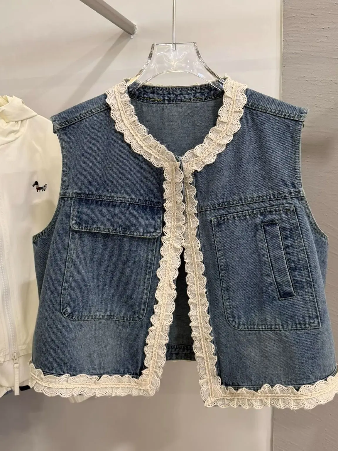 Модный джинсовый жилет с кружевной отделкой для женщин, весна-осень, свободный крой, стройнящий, на пуговицах, стандартной длины...
Модный джинсовый жилет с кружевной отделкой для женщин, весна-осень, свободный крой, стройнящий, на пуговицах, стандартной длины...