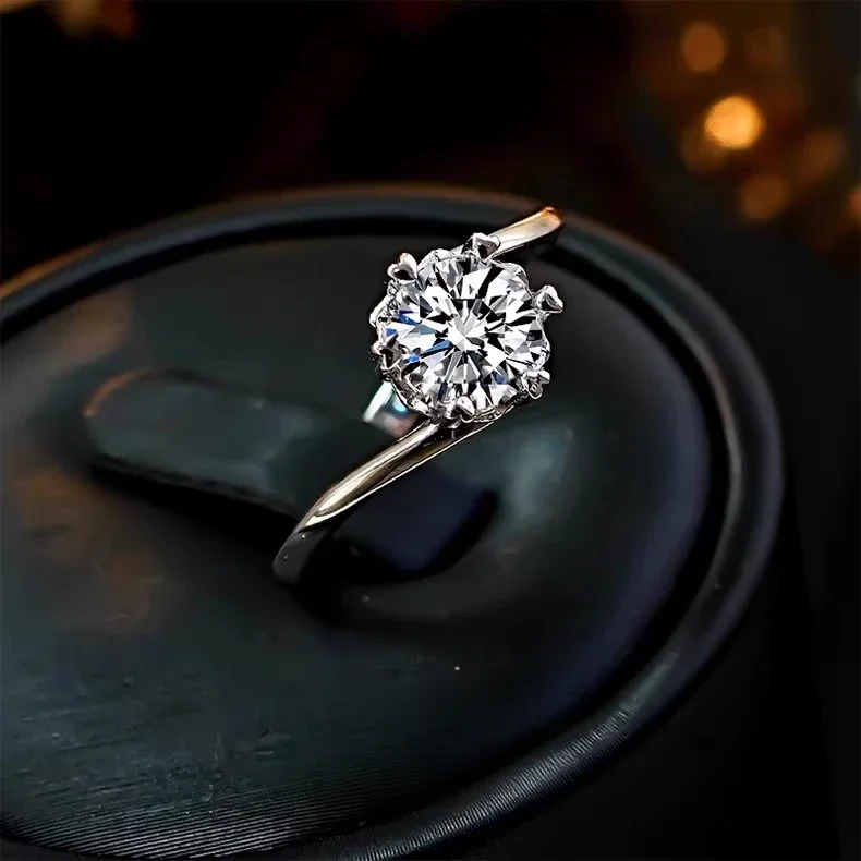 925 Silver Diamond Ring 1 Carat Classic Snowflake Six Claw Cultivation High Carbon Diamond Wedding Couple Exquisite
925 Silver Diamond Ring 1 Carat Classic Snowflake Six Claw Cultivation High Carbon Diamond Wedding Couple Exquisite