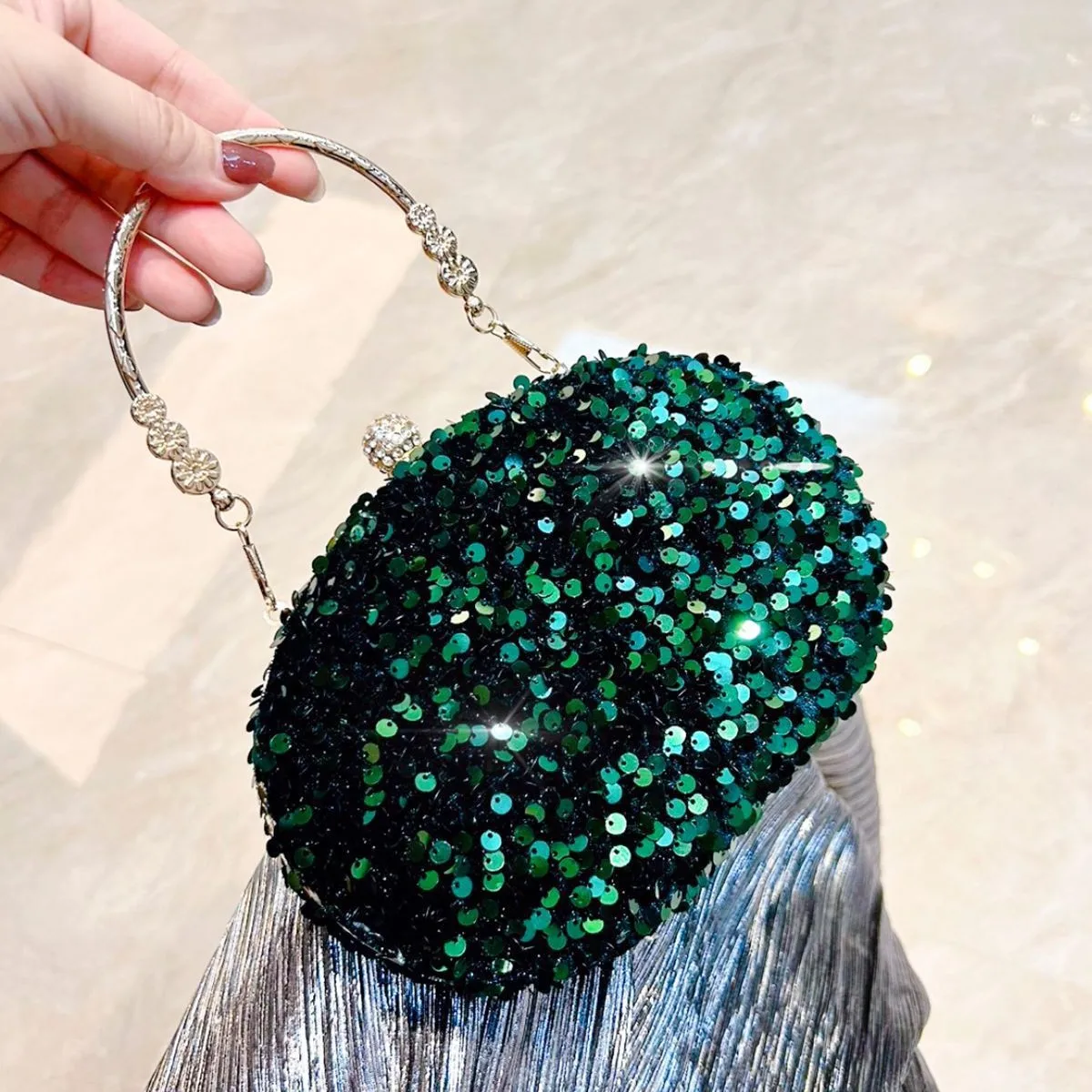 Роскошные черные, зеленые, синие, черные овальные вечерние сумки с блестками для женщин, сумки с металлической ручкой, вечерние сумки на плечо с цепочкой, маленький клатч
Роскошные черные, зеленые, синие, черные овальные вечерние сумки с блестками для женщин, сумки с металлической ручкой, вечерние сумки на плечо с цепочкой, маленький клатч