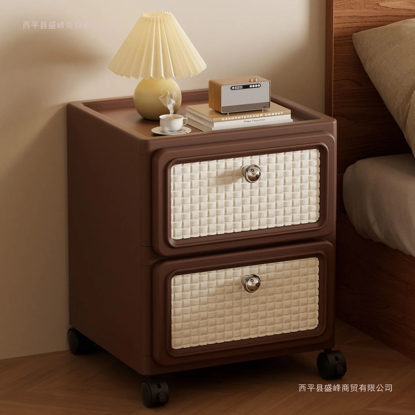 Китайская прикроватная тумбочка с простым выдвижным ящиком, многоуровневая полка для хранения, стеллаж для закусок, шкафчик для спальни
Китайская прикроватная тумбочка с простым выдвижным ящиком, многоуровневая полка для хранения, стеллаж для закусок, шкафчик для спальни