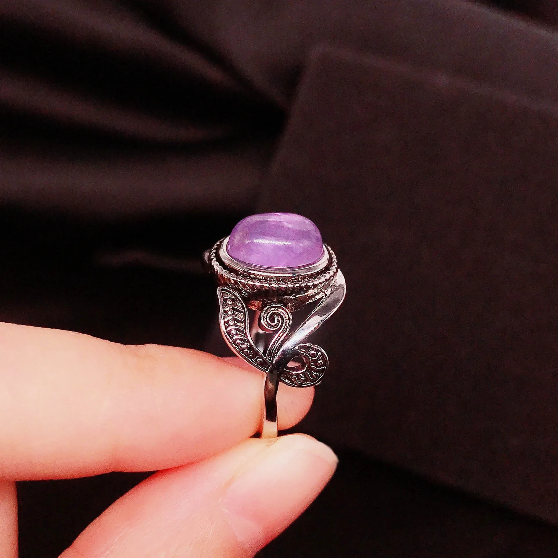 Hot new synthetic amethyst ring European and American retro Thai silver diamond ring silver hand jewelry
Hot new synthetic amethyst ring European and American retro Thai silver diamond ring silver hand jewelry