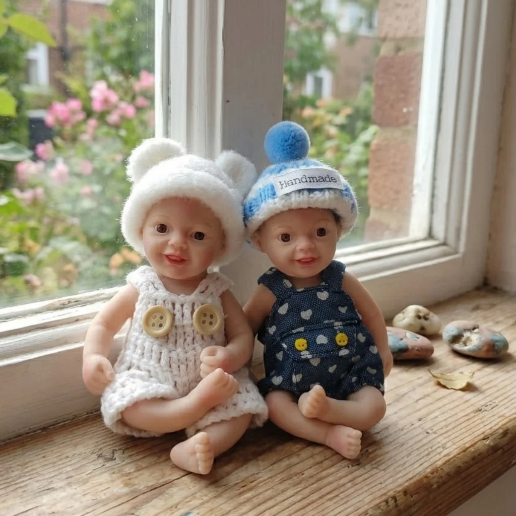 1PC/2 Styles 15cm/6inch Mini Adorable Solid Silicone Boy Painted Reborn Doll Realistic Handmade Dolls For Kid's Gift Bebê Reborn
1PC/2 Styles 15cm/6inch Mini Adorable Solid Silicone Boy Painted Reborn Doll Realistic Handmade Dolls For Kid's Gift Bebê Reborn