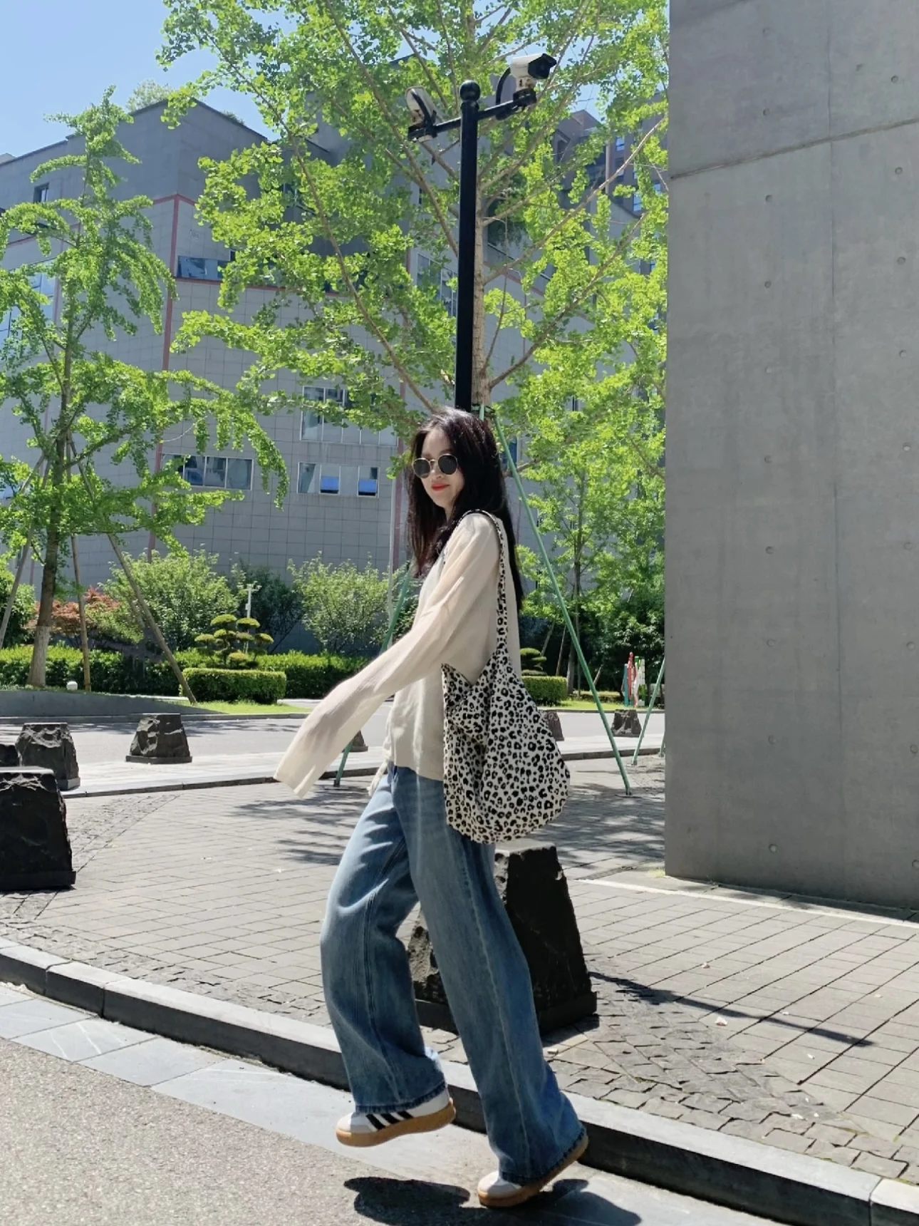 Noxulara Authentic Korean Style Wide Leg High Waist Denim Pants Spring 2026 Casual Straight Fit Ladies Jeans
Noxulara Authentic Korean Style Wide Leg High Waist Denim Pants Spring 2026 Casual Straight Fit Ladies Jeans
