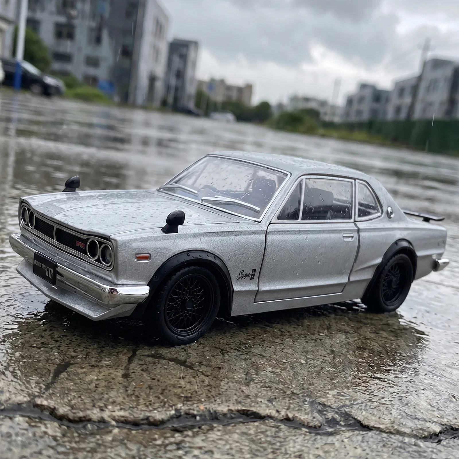 JDM 1:22 Nissan Skyline 2000 GTR KPGC10 Sports Car Alloy Racing Car Model Diecast Sports Car Model Home Trendy Ornaments Present
JDM 1:22 Nissan Skyline 2000 GTR KPGC10 Sports Car Alloy Racing Car Model Diecast Sports Car Model Home Trendy Ornaments Present