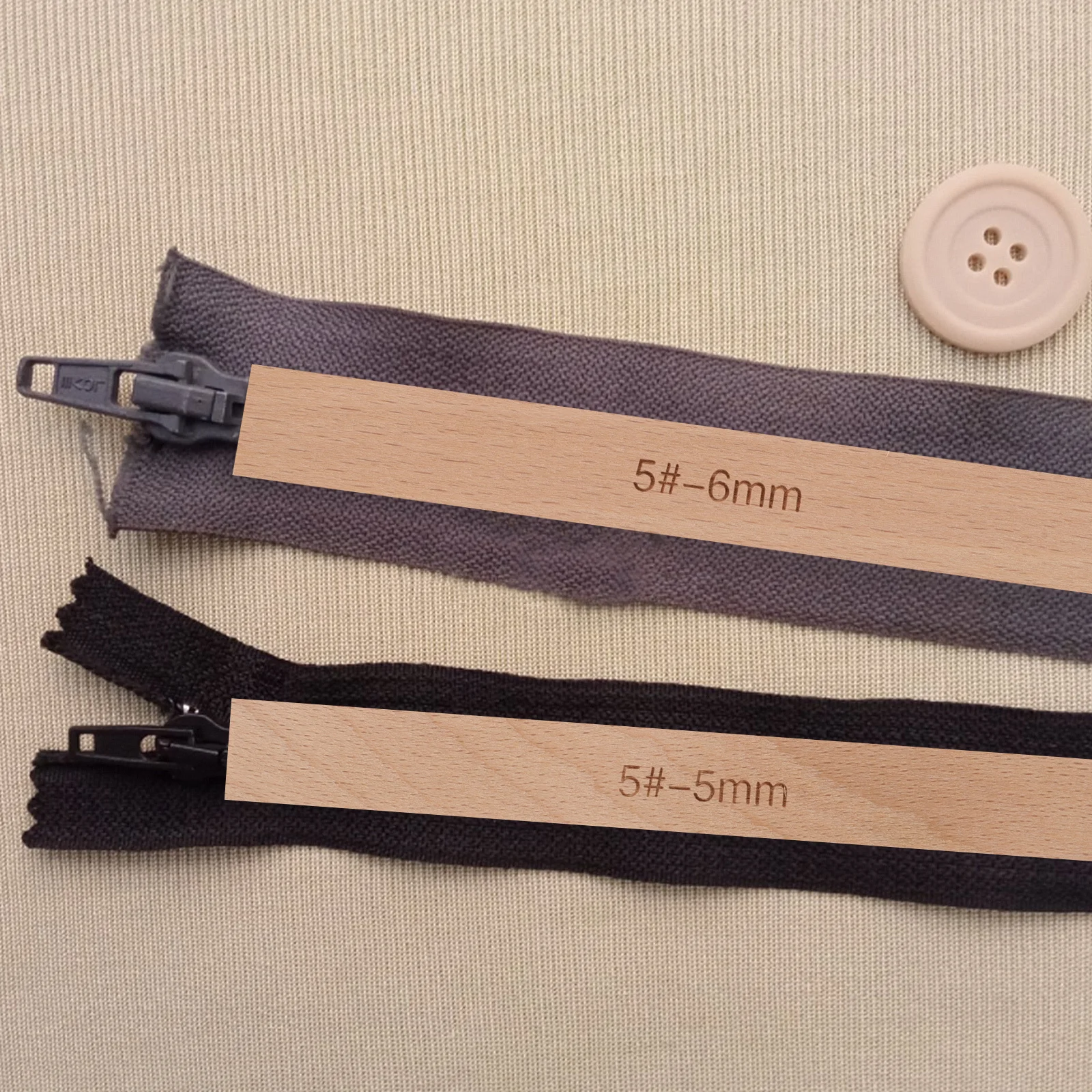 2Pcs Wooden Zipper Gluing Ruler Anti-Overflow Guide Tool for Leathercraft Adhesive Control Handmade Crafts Workshop Supply
2Pcs Wooden Zipper Gluing Ruler Anti-Overflow Guide Tool for Leathercraft Adhesive Control Handmade Crafts Workshop Supply