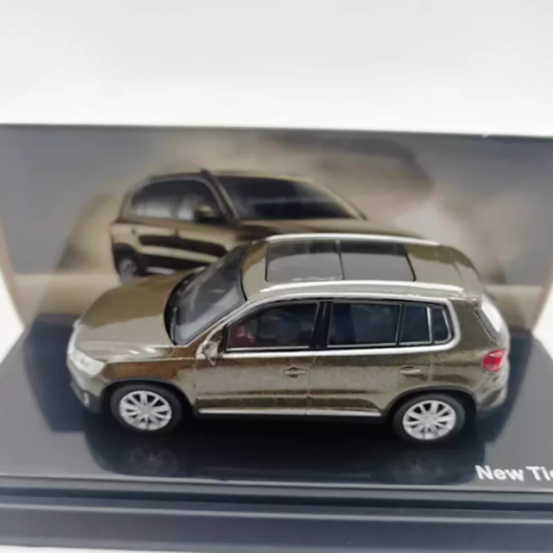 Модель автомобиля Tiguan FL в масштабе 1:64, коллекционное издание, украшение для рабочего стола, коллекционный сувенир, подарок для взрослых.
Модель автомобиля Tiguan FL в масштабе 1:64, коллекционное издание, украшение для рабочего стола, коллекционный сувенир, подарок для взрослых.