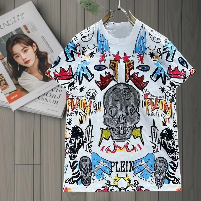 Alex Plein Strass Crânes Graffti Hommes Mode Vêtements Уличная одежда для пар Coton 2024 Été Футболка Col Rond Manches Courtes
Alex Plein Strass Crânes Graffti Hommes Mode Vêtements Уличная одежда для пар Coton 2024 Été Футболка Col Rond Manches Courtes