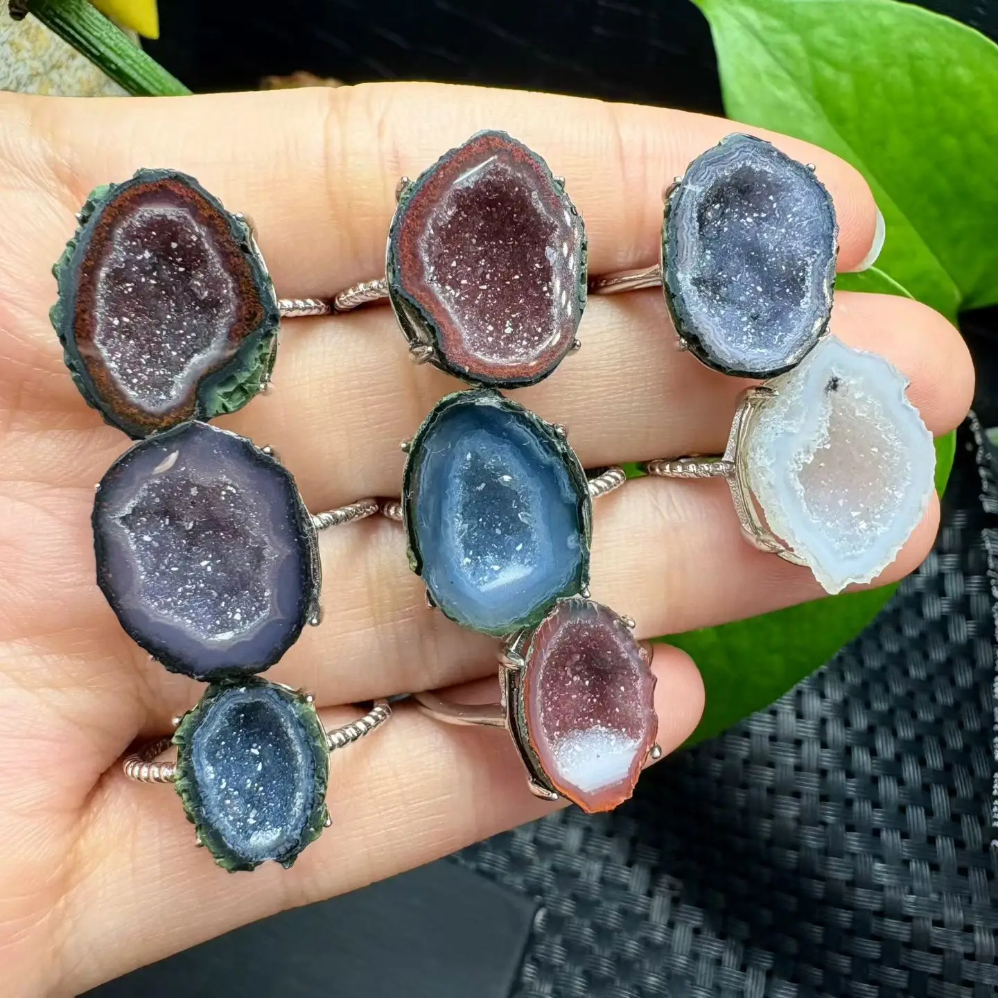 1 Pc Fengbaowu Natural Raw Agate Geode Ring Resizable 925 Sterling Silver Reiki Healing Stone Fashion Jewelry Gift For Women Men
1 Pc Fengbaowu Natural Raw Agate Geode Ring Resizable 925 Sterling Silver Reiki Healing Stone Fashion Jewelry Gift For Women Men