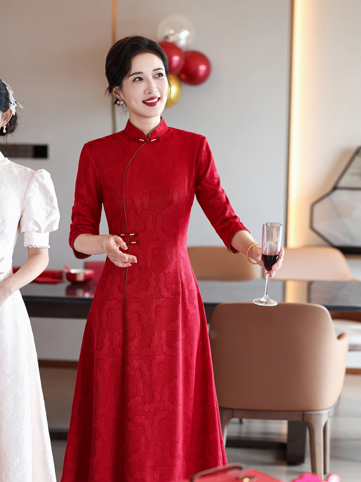 Красное винтажное длинное ципао для новобрачной на осень-зиму, новинка, праздничный костюм для мамы невесты, теплое, из полиэстера
Красное винтажное длинное ципао для новобрачной на осень-зиму, новинка, праздничный костюм для мамы невесты, теплое, из полиэстера