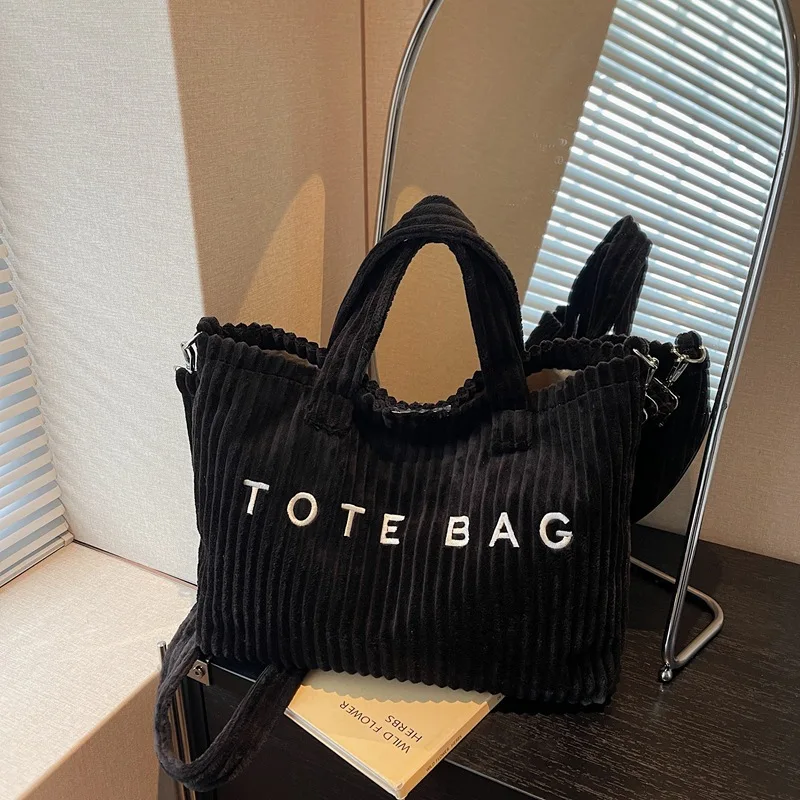 Новинка 2024 года, женская сумка-хобо с напуском, просторная сумка через плечо с ремешком через плечо, роскошная повседневная сумка, легкий шик
Новинка 2024 года, женская сумка-хобо с напуском, просторная сумка через плечо с ремешком через плечо, роскошная повседневная сумка, легкий шик 