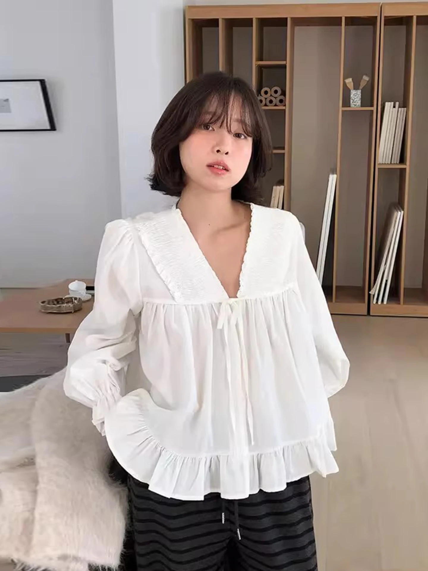 Gentle Wind V-Ne Svel Blouse Women's Loose Fit Pure Color Top Korean Sle Commute Faion Polyester Fiber irt
Gentle Wind V-Ne Svel Blouse Women's Loose Fit Pure Color Top Korean Sle Commute Faion Polyester Fiber irt