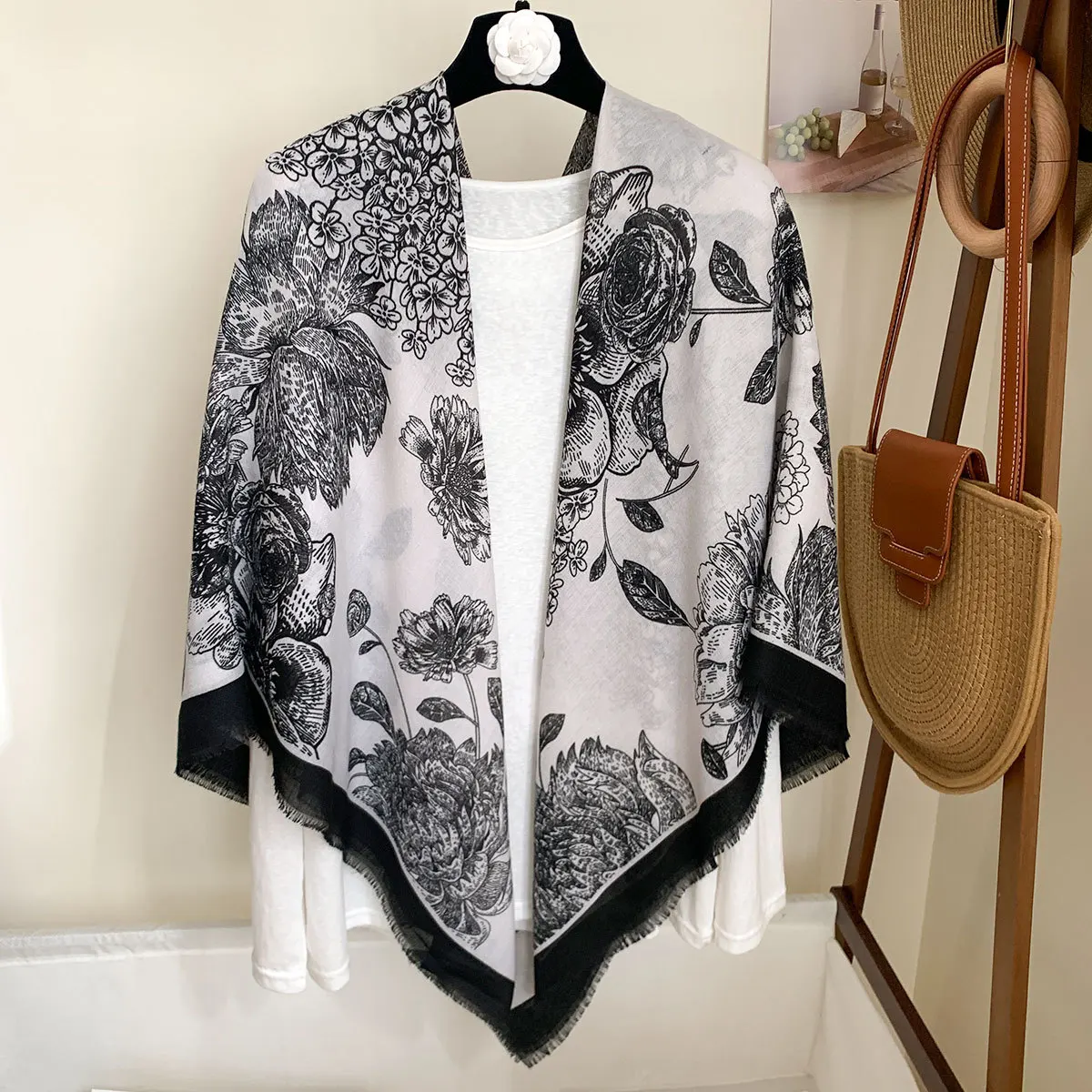 2025 Color Block Fringe Floral Square Scarf Women 130cm Lightweight Sun Shawl Bandana Bohemian Versatile All-season Hijab
2025 Color Block Fringe Floral Square Scarf Women 130cm Lightweight Sun Shawl Bandana Bohemian Versatile All-season Hijab