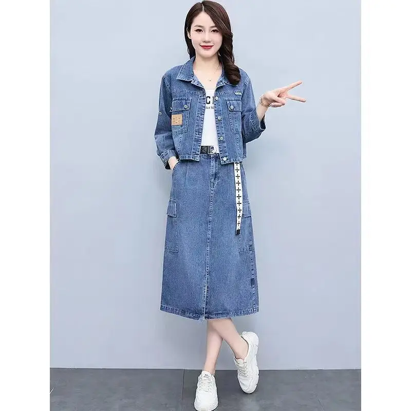 Весенне-осенний новый модный повседневный комплект из двух предметов: джинсовая куртка с отложным воротником на одной пуговице + облегающая юбка с разрезом
Весенне-осенний новый модный повседневный комплект из двух предметов: джинсовая куртка с отложным воротником на одной пуговице + облегающая юбка с разрезом