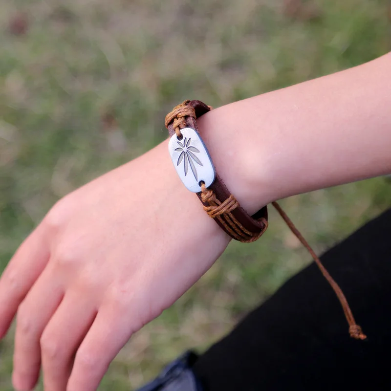 Luxury New Hand-Woven Maple Leaf Leather Bracelet for Men - Adjustable Stretch Hand Bracelet Jewelry 1pcs
Luxury New Hand-Woven Maple Leaf Leather Bracelet for Men - Adjustable Stretch Hand Bracelet Jewelry 1pcs