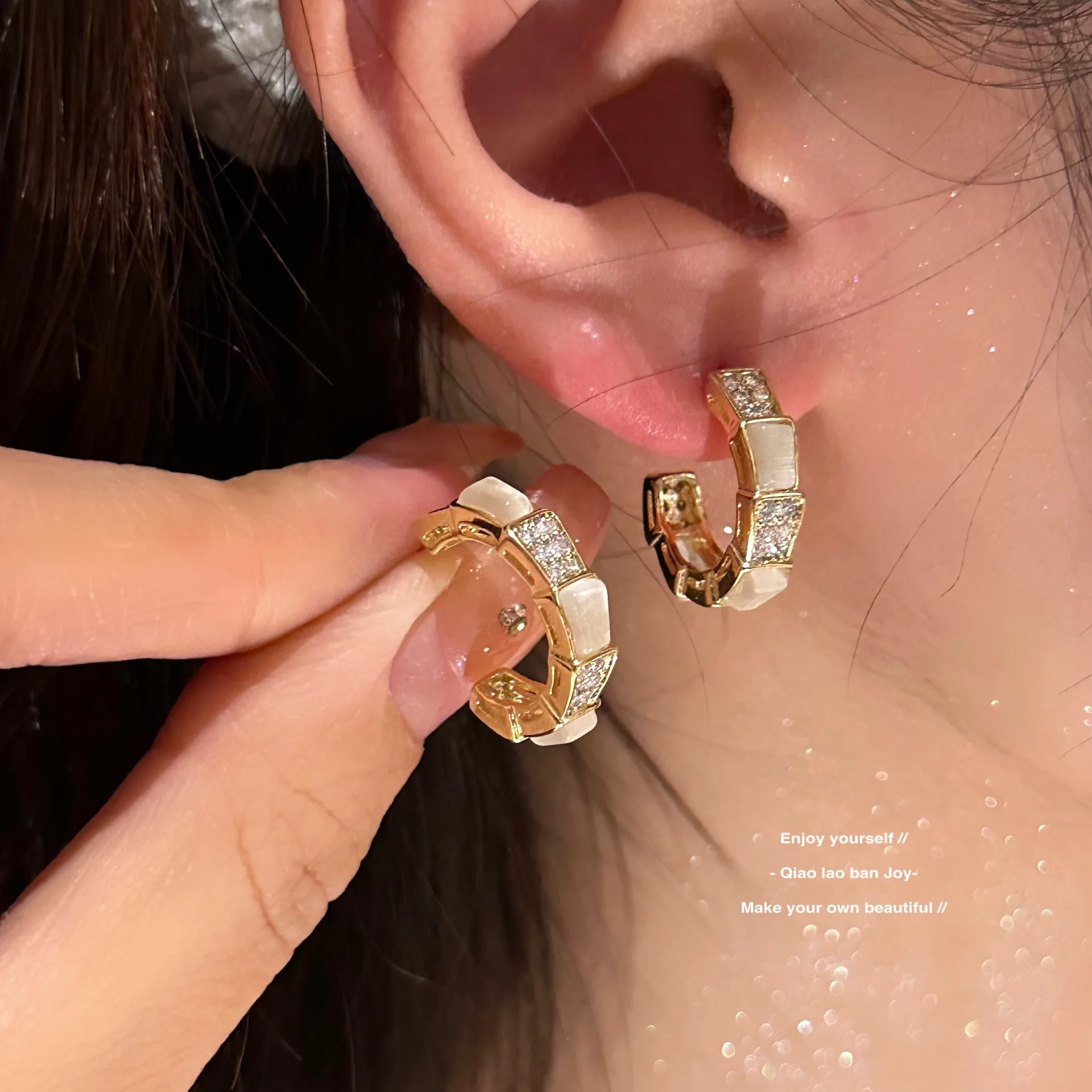 The C-ring Snake Earrings Feature A Light Luxury and High-end Texture. The Stud Earrings Exude A Simple and Fashionable Charm
The C-ring Snake Earrings Feature A Light Luxury and High-end Texture. The Stud Earrings Exude A Simple and Fashionable Charm