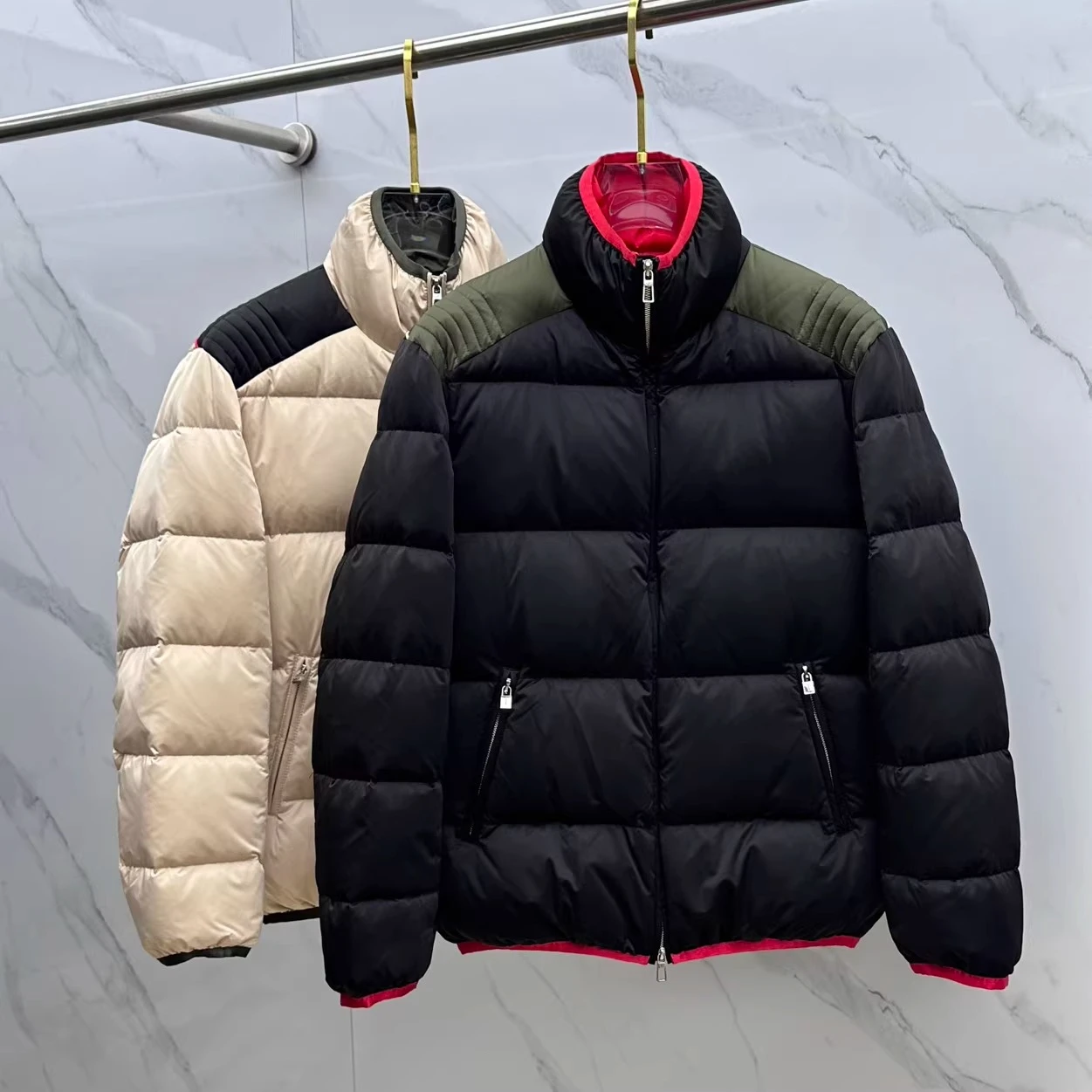 Итальянская мужская куртка-пуховик в стиле old money с воротником-стойкой, 90% белый гусиный пух
Итальянская мужская куртка-пуховик в стиле old money с воротником-стойкой, 90% белый гусиный пух