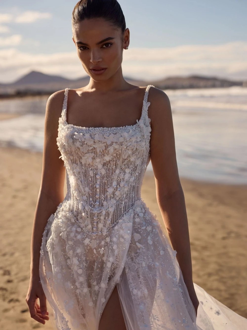 New Arrival Shiny Pearls With 3D Flower Wedding Dress Thin Straps Square Neck Bridal Gown Customized Elegant Dresses For Bride
New Arrival Shiny Pearls With 3D Flower Wedding Dress Thin Straps Square Neck Bridal Gown Customized Elegant Dresses For Bride