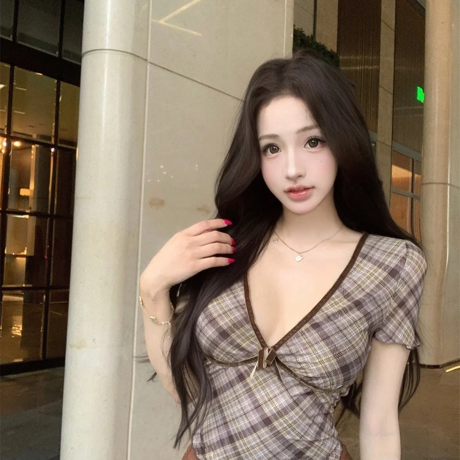 Retro American Deep V-neck Plaid Knot Short Sleeve Slimming Top Women Summer New Style Spicy Girl T-shirt
Retro American Deep V-neck Plaid Knot Short Sleeve Slimming Top Women Summer New Style Spicy Girl T-shirt