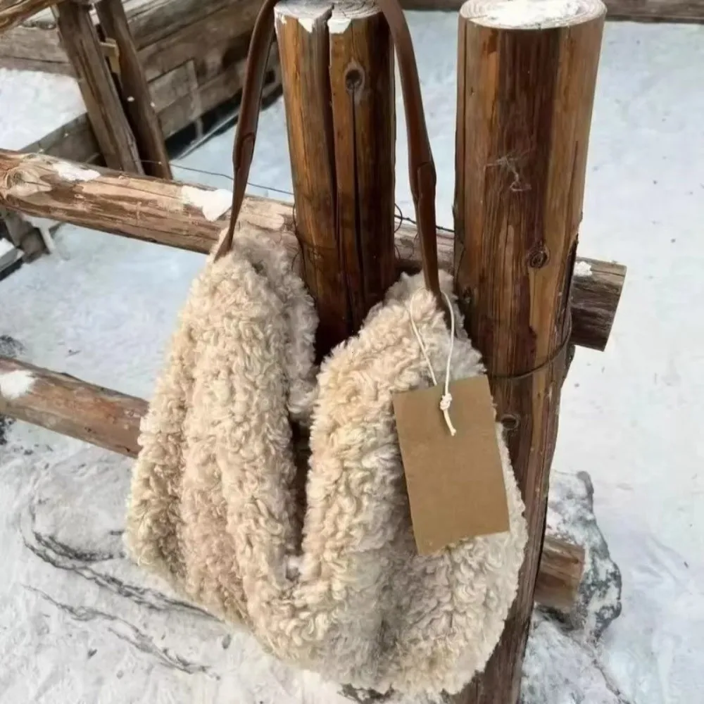 Casual Imitation Lamb Wool Shoulder Bag Fluffy Soft Tote Bag Square Large Capacity Handbag
Casual Imitation Lamb Wool Shoulder Bag Fluffy Soft Tote Bag Square Large Capacity Handbag