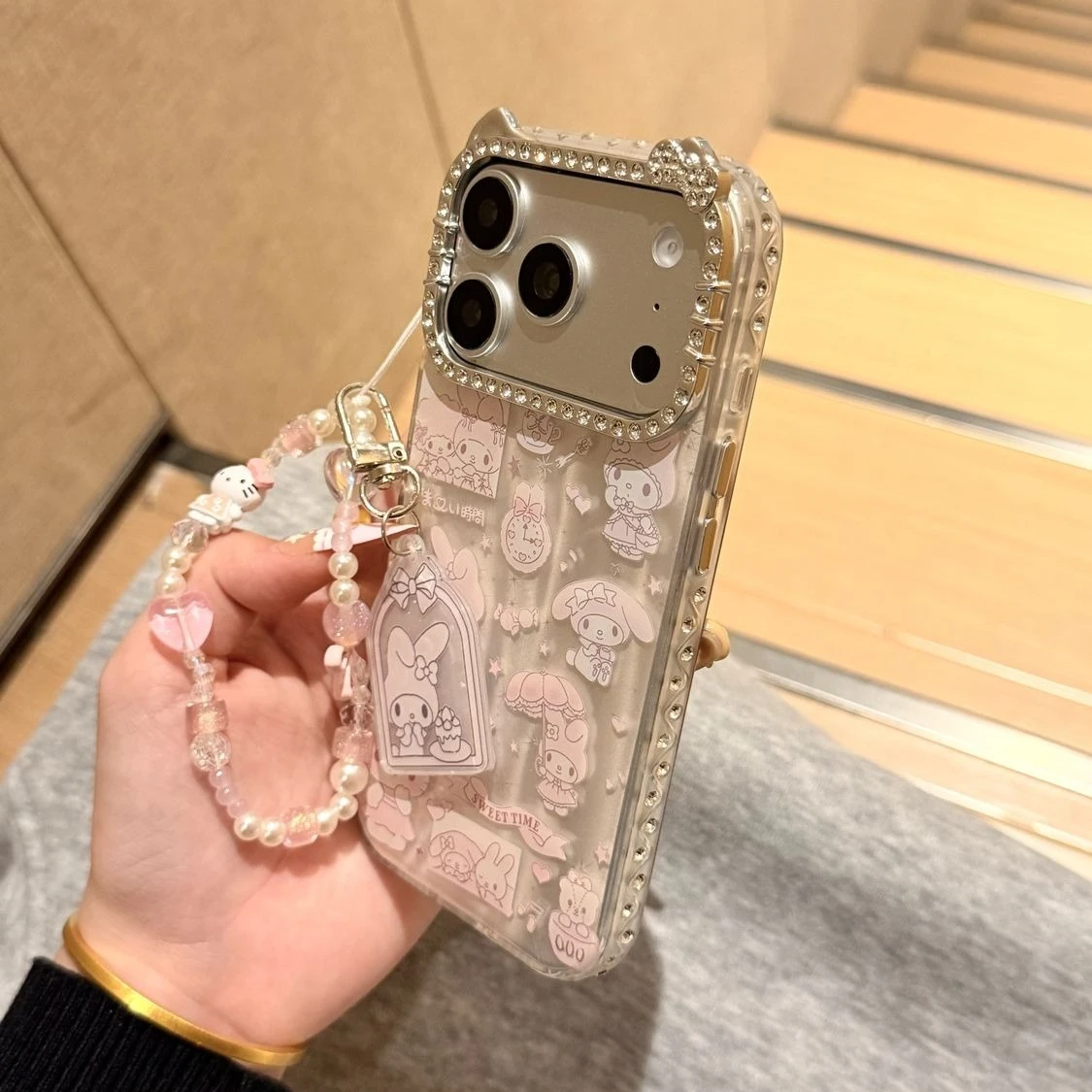 Блестящий чехол для телефона My Melody для iPhone 17/16/15 Pro Max, милый мультяшный защитный чехол для объектива с жемчужным ремешком на руку
Блестящий чехол для телефона My Melody для iPhone 17/16/15 Pro Max, милый мультяшный защитный чехол для объектива с жемчужным ремешком на руку