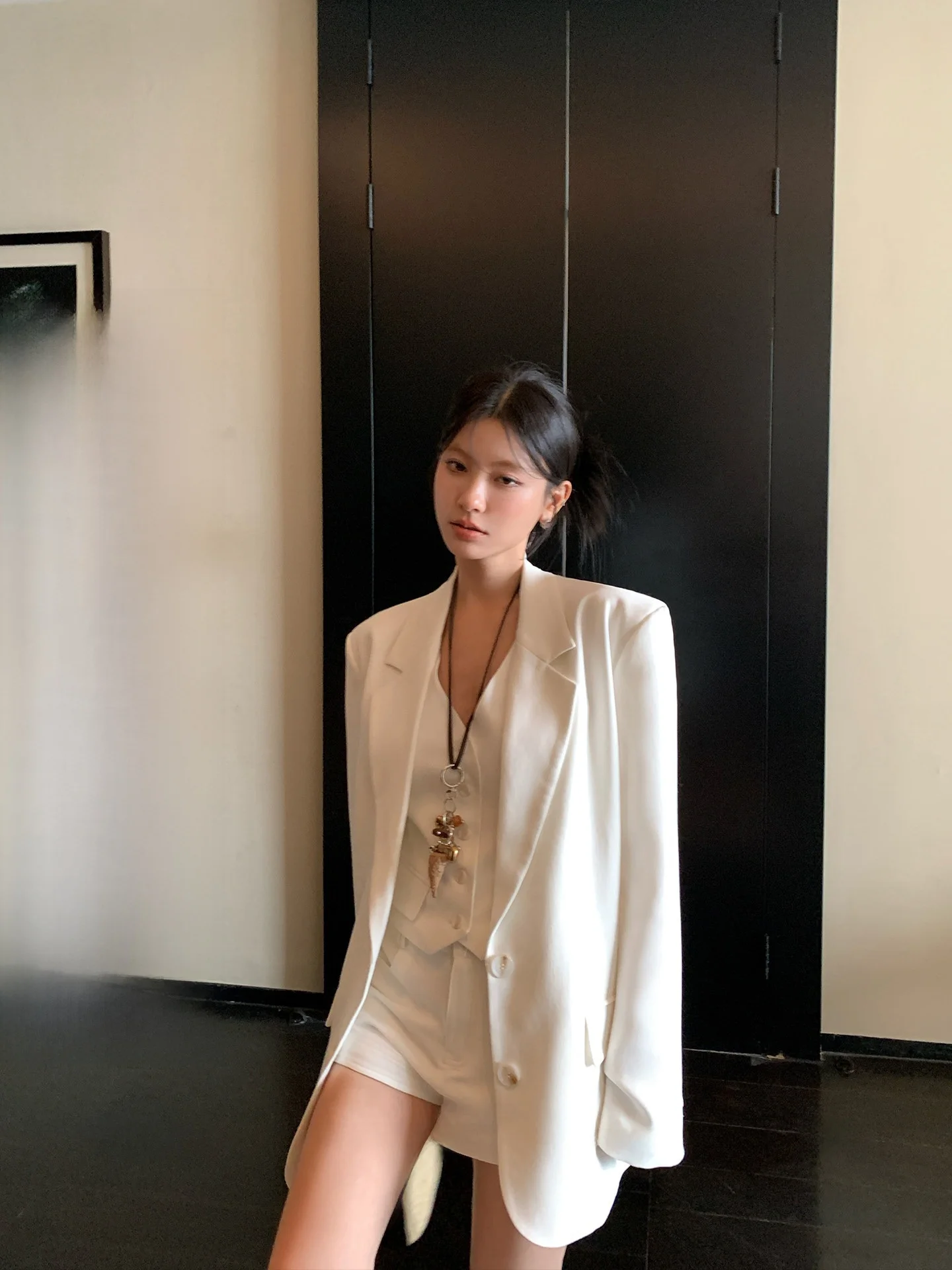 LIONE White Island Diary Minimalist High Intelligence Luxury Linen Texture Suit Jacket Vest Shorts Set Elegant Casual Fashion
LIONE White Island Diary Minimalist High Intelligence Luxury Linen Texture Suit Jacket Vest Shorts Set Elegant Casual Fashion