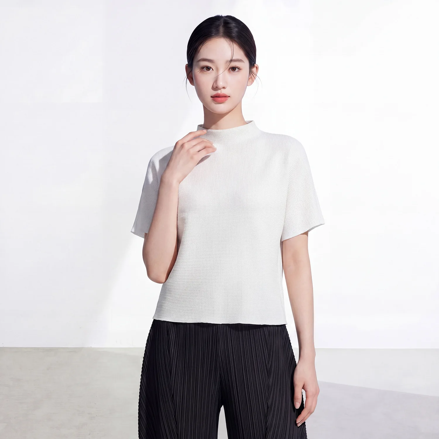 Miyake short-sleeved top, women's summer commuting versatile solid color T-shirt, elegant loose fit.
Miyake short-sleeved top, women's summer commuting versatile solid color T-shirt, elegant loose fit.