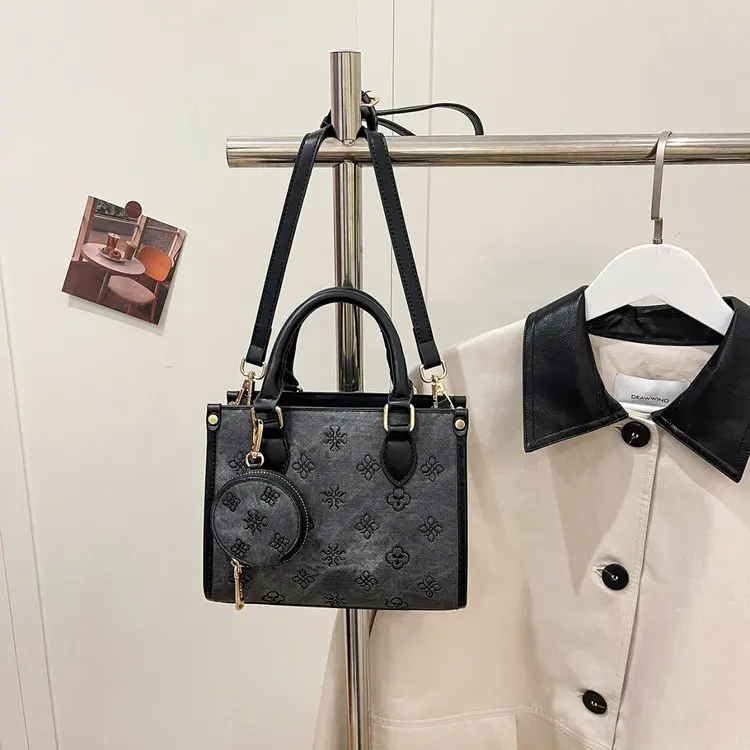 2026 New High-end Small Bag Women's Light Luxury Embroidery Fashion Commuter Bag Handbag Versatile Shoulder Messenger Bag
2026 New High-end Small Bag Women's Light Luxury Embroidery Fashion Commuter Bag Handbag Versatile Shoulder Messenger Bag