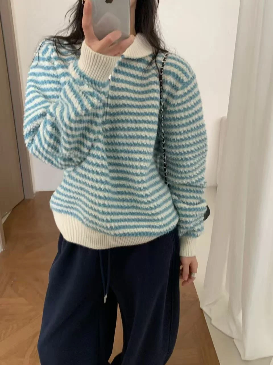 Премиум-свитер в полоску для женщин, свободный крой, повседневный, с длинными рукавами, модный, универсальный, в корейском стиле, осенне-зимняя одежда
Премиум-свитер в полоску для женщин, свободный крой, повседневный, с длинными рукавами, модный, универсальный, в корейском стиле, осенне-зимняя одежда