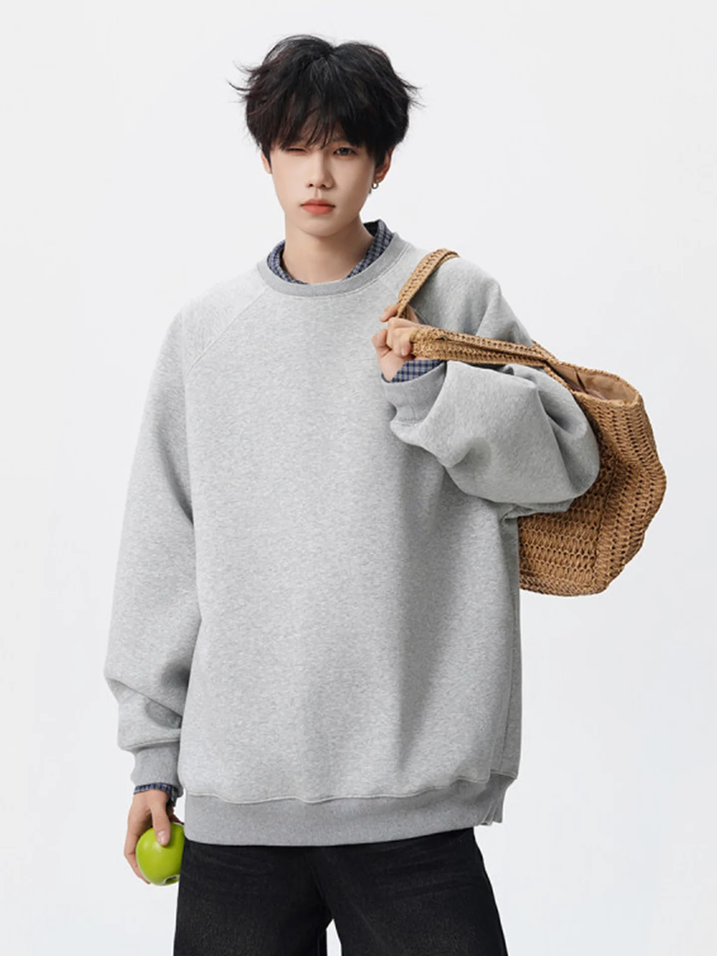 Мужской цветной свитшот с круглым вырезом, повседневная спортивная одежда, плотный базовый свитшот, модный осенний новый тренд, удобный, с длинными рукавами
Мужской цветной свитшот с круглым вырезом, повседневная спортивная одежда, плотный базовый свитшот, модный осенний новый тренд, удобный, с длинными рукавами